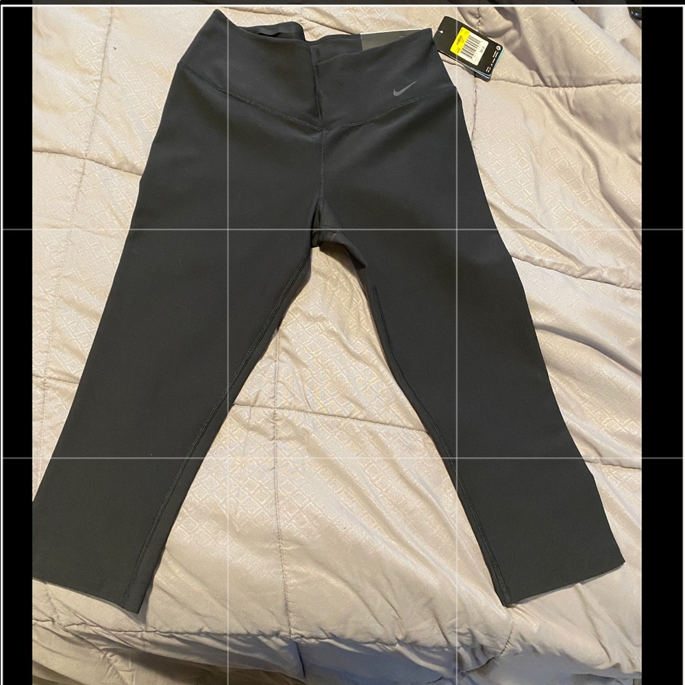 Nike Legend Tight Fit Capri Leggings (s)